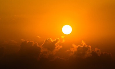 Obraz premium Precioso cielo amarillo con nubes, copy-space