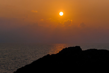 puesta de sol en el mar y la montaña, gama de color amarillo marrón, libre para texto