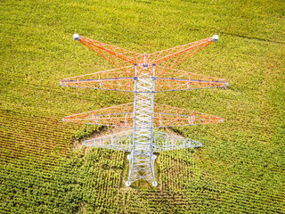 Energiewende - Netzausbau, neu installierter Strommast aus der Vogelperspektive, Luftbild