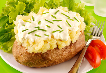 BAKED POTATO WITH COTTAGE CHEESE AND CHIVES