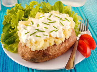BAKED POTATO WITH COTTAGE CHEESE AND CHIVES
