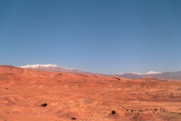Fototapeta na wymiar Snow covered hight atlas mountains and the desert 