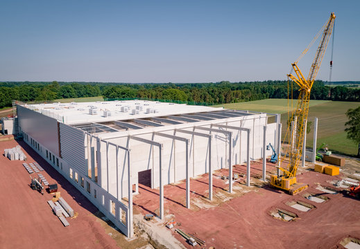Baugewerbe - Luftbild,  Industriehallenneubau mit Baukran aus der Vogelperspektive
