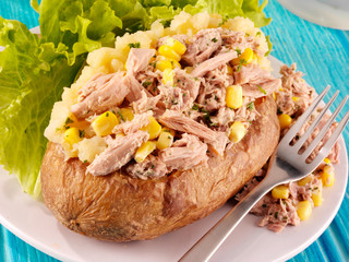 BAKED POTATO WITH TUNA AND SWEETCORN