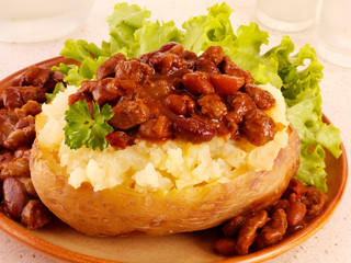 BAKED POTATO WITH CHILLI CON CARNE