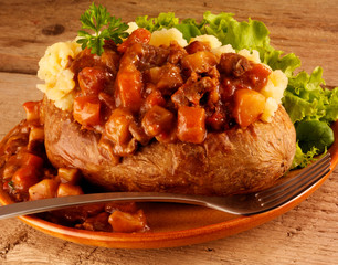BAKED POTATO WITH BEEF STEW