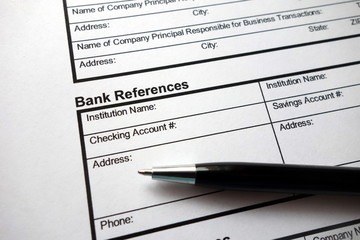 Obraz premium Bank references heading on business credit application form with pen