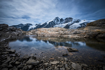 Fototapeta na wymiar Turismo por la montaña mas alta de Austria, el grossglockner