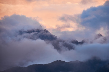 Fototapeta na wymiar paisaje montaña pico nubes contraste