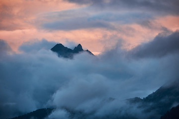 paisaje montaña pico nubes contraste