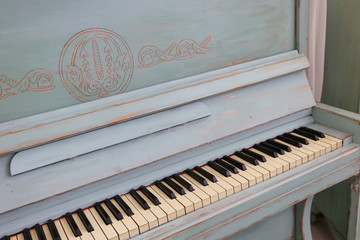 old vintage turquoise piano © Tetiana