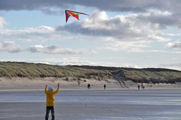 Lenkdrachen fliegen lassen am Strand bei kaltem Wetter © Stihl024