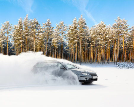 Extreme Driving, The Car Is Moving Rapidly Over The Smooth Snow And Creates A Spray Of Snow.