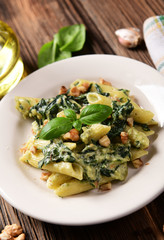 Penne pasta with spinach, gorgonzola cheese and walnuts