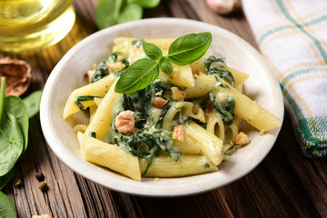 Penne pasta with spinach, gorgonzola cheese and walnuts