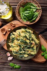 Penne pasta with spinach, gorgonzola cheese and walnuts