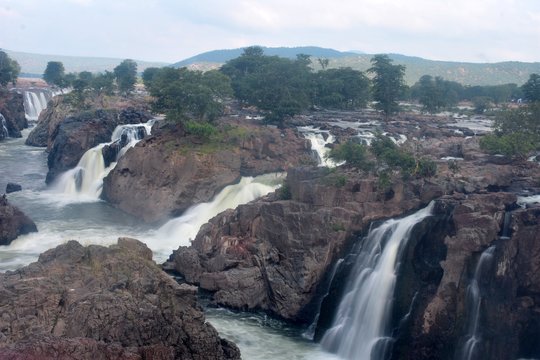 Hogenakkal Falls in Full Flow © Ganeshkumar