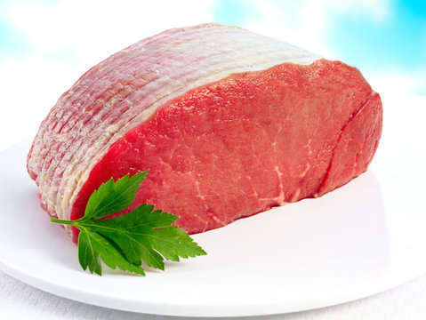 UNCOOKED TOPSIDE OF BEEF
