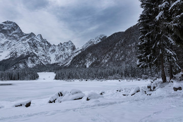 Fototapeta na wymiar Fusine - See im Winter