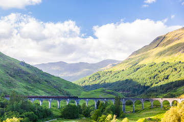 Vereinigtes Königreich, Schottland, Glenfinnan, Glennfinnan Viaduct, Zug 
