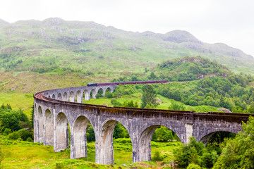 Fototapeta na wymiar Schottland, Glenfinnan Viaduct, Zug The Jacobite