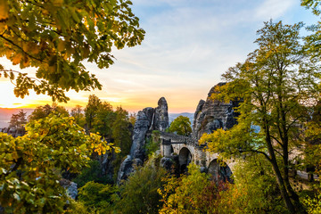 Fototapeta na wymiar Sächsische Schweiz, Basteibrücke zum Sonnenaufgang
