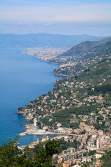 Fototapeta na wymiar Scorso sulla costa Ligure dall'alto - da Recco a Genova