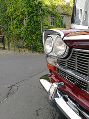 Verchromter Kühlergrill und Doppelscheinwerfer einer italienischen Mittelklasse Limousine der...