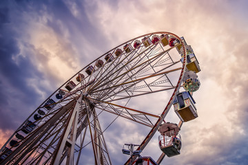 Fototapeta premium Riesenrad auf dem Schützenfast von Hannover am Morgen