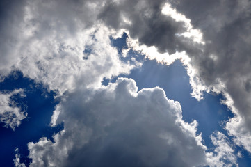 Obraz premium 太陽を隠した雲