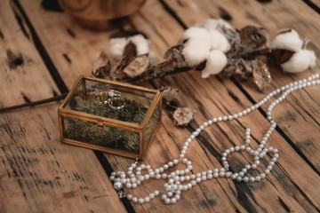 Luxury gold wedding rings.