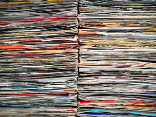 Schallplatten und Singles in Papierhüllen der Fünfzigerjahre, Sechzigerjahre und Siebzigerjahre...