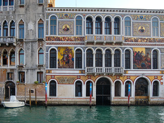 Fototapeta na wymiar Palacio o palacete veneciano de estilo gotico veneciano con policromia en el Gran Canal en Venecia, Italia