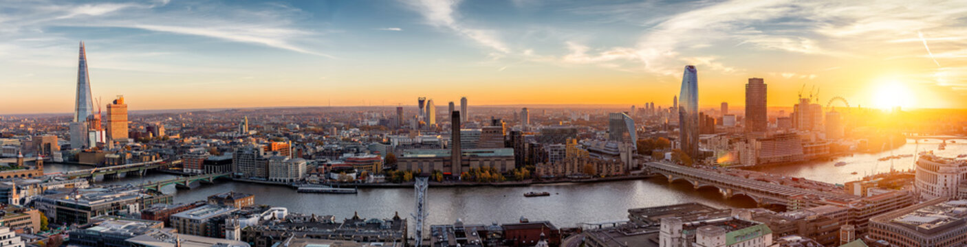 Sonnenuntergang hinter der neuen Skyline von London, Großbritannien 