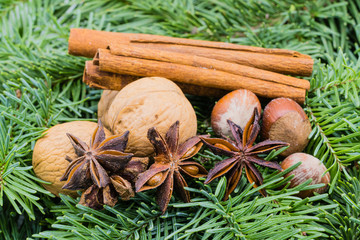 Weihnachtsarrangement Zimtstangen Sternanis Nüsse © pusteflower9024