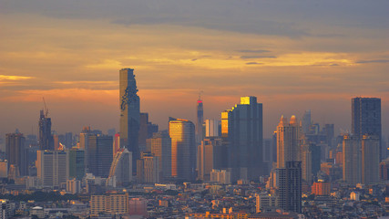 Obraz premium wspaniała panorama z zachodem słońca i pejzażem miejskim