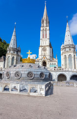 Fototapeta na wymiar Basilique de Lourdes 