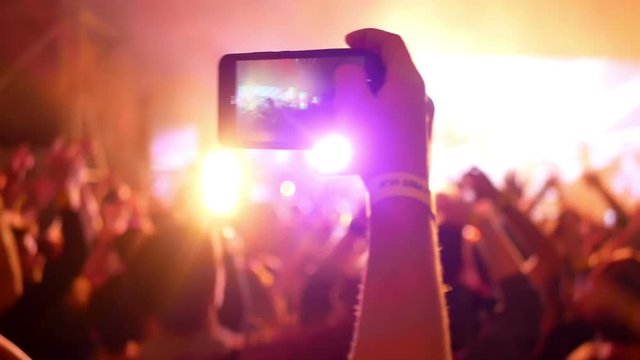 Hands lights cocert smartphone