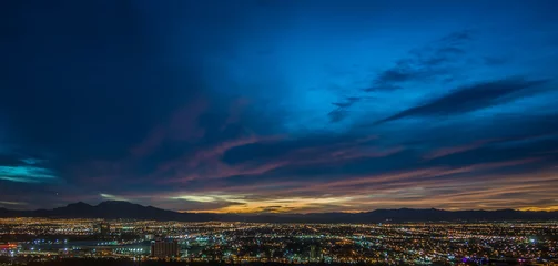 Zelfklevend Fotobehang Vroege ochtendzonsopgang boven Valley of Fire en Las Vegas © digidreamgrafix