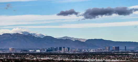 Fotobehang Las Vegas-stad omringd door rode rotsbergen en vallei van vuur © digidreamgrafix