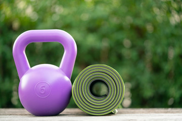 Naklejka premium Kettlebell i mata do jogi na stole, koncepcja zdrowego fitness i sportu
