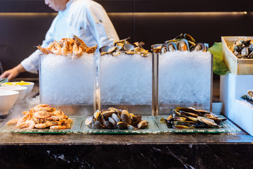 Buffet de fruits de mer frais comprenant du crabe royal d& 39 Alaska, des crevettes, du homard, des huîtres et du Perna viridis.