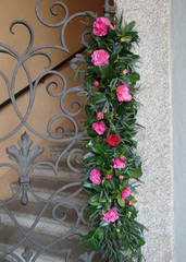 Cancello con decorazione floreale (camelie)