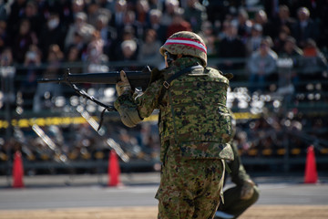 銃を構える自衛官
