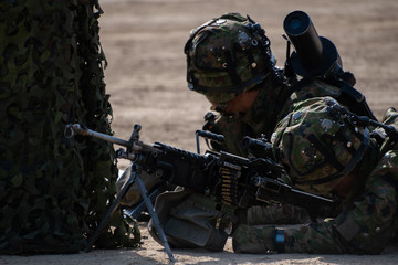 Fototapeta premium 機関銃と自衛官