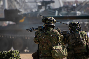 銃を構える自衛官