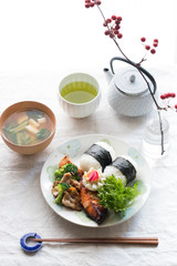 鮭とおむすびの朝食プレート
