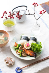 鮭とおむすびの朝食プレート