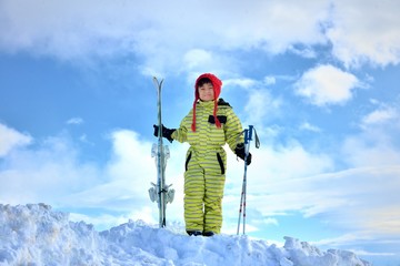 Fototapeta na wymiar 冬・青空・スキーの男の子