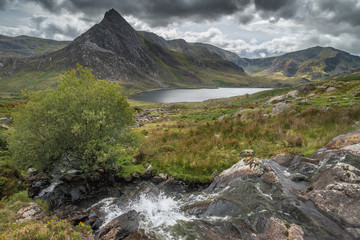 Stunning landscape image of countryside around Llyn Ogwen in Snowdonia during ear;y Autumn - obrazy, fototapety, plakaty
